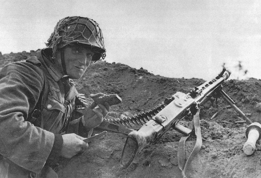 Wehrmacht soldier with MG42