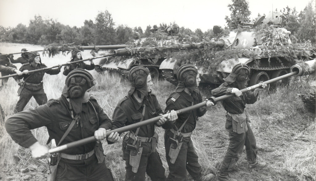 Polish tank crewmen with PM-63 machine pistols