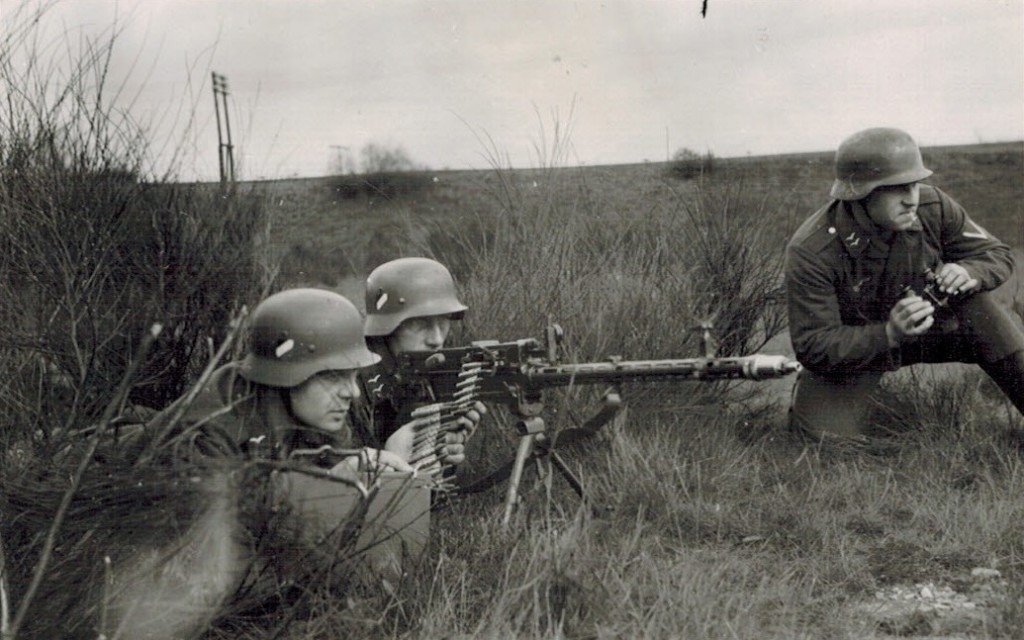 German soldiers training with a Czech CZ30(t) machine gun