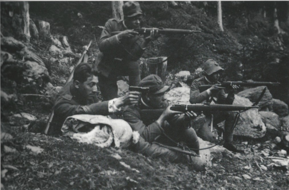 Four Italian WWI soldiers of the Regia Guardia di Finanza (Royal Finance Police)