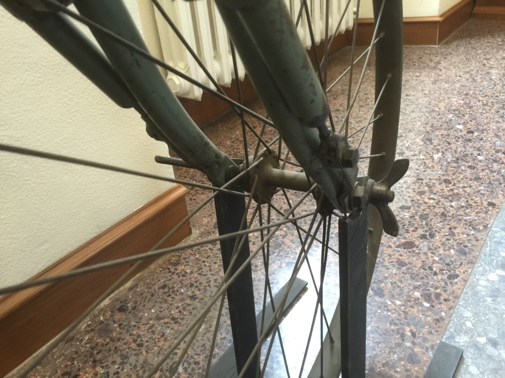 Front suspension on the Italian military bicycle