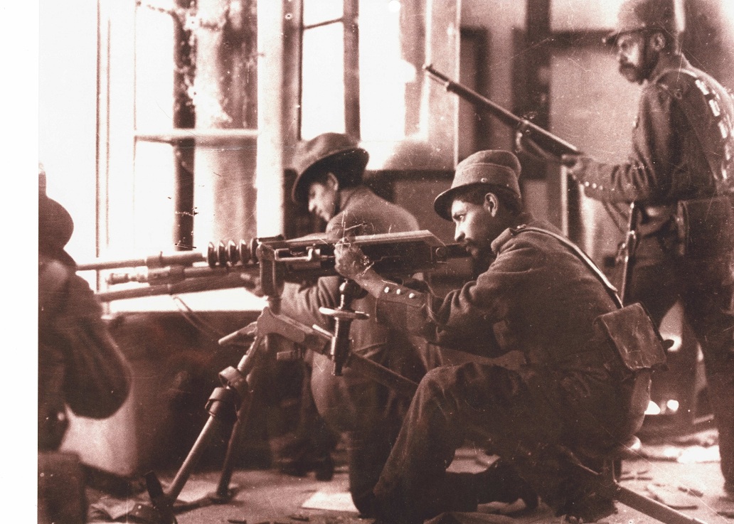 French troops with a 1914 Hotchkiss MG