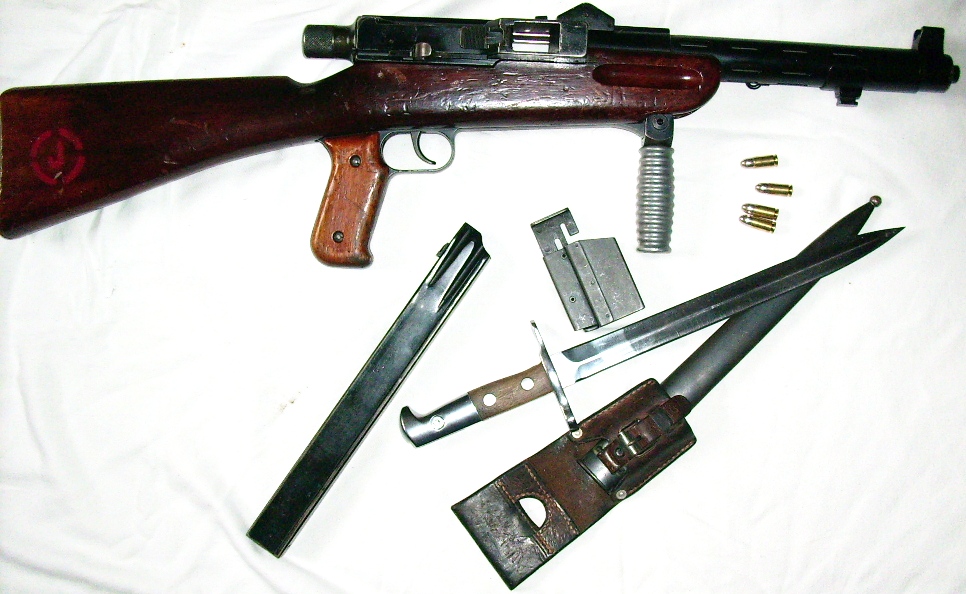 Swiss MP41/44, with bayonet and magazine Swiss MP41/44, with bayonet and magazine