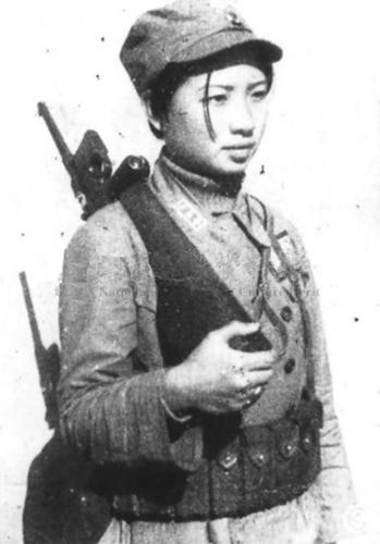 Chinese guerrilla with a C96 Mauser (1939)