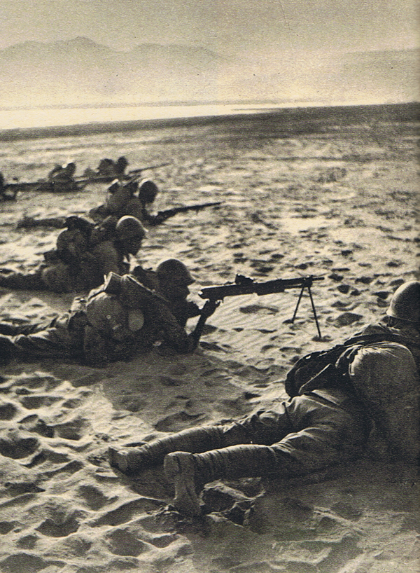 Japanese troops with a Type 11 LMG at the Battle of Zaoyang Yichang, 1940