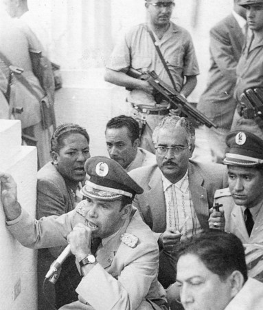 Venezuelan soldiers with a Thompson SMG and Hotchkiss Universal