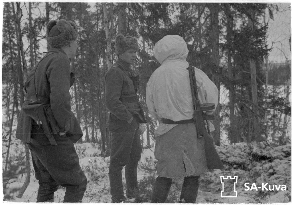 Finnish soldiers with a Lahti L35 and early Suomi SMG