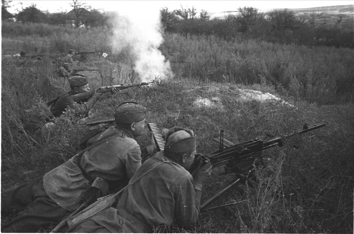 Рота уже залегла. Бой 2 мировой войны 1941-1945. Советские солдаты в бою 1941-1945.