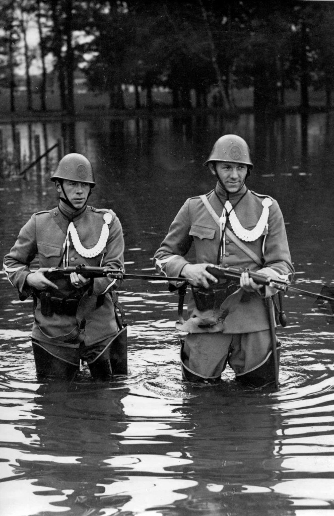 Dutch soldiers in a canal, 1939
