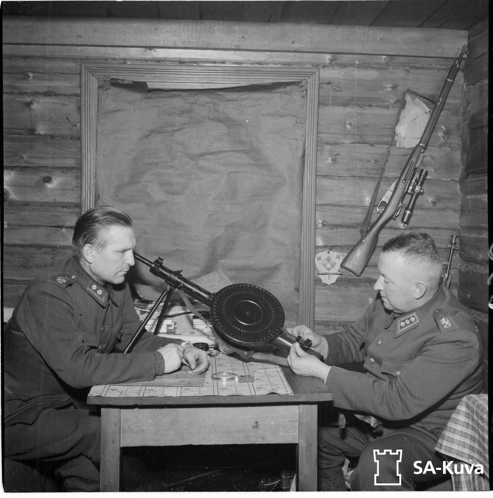 Finnish officers examining a captured Russian DP-28 LMG