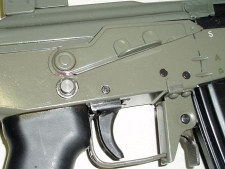 FFV-890C, Model-2, Right side with cross-safety button. Note modified right-selector and the changed magazine-release and trigger-guard. The trigger appears to have been swapped with one from a HK-G3
