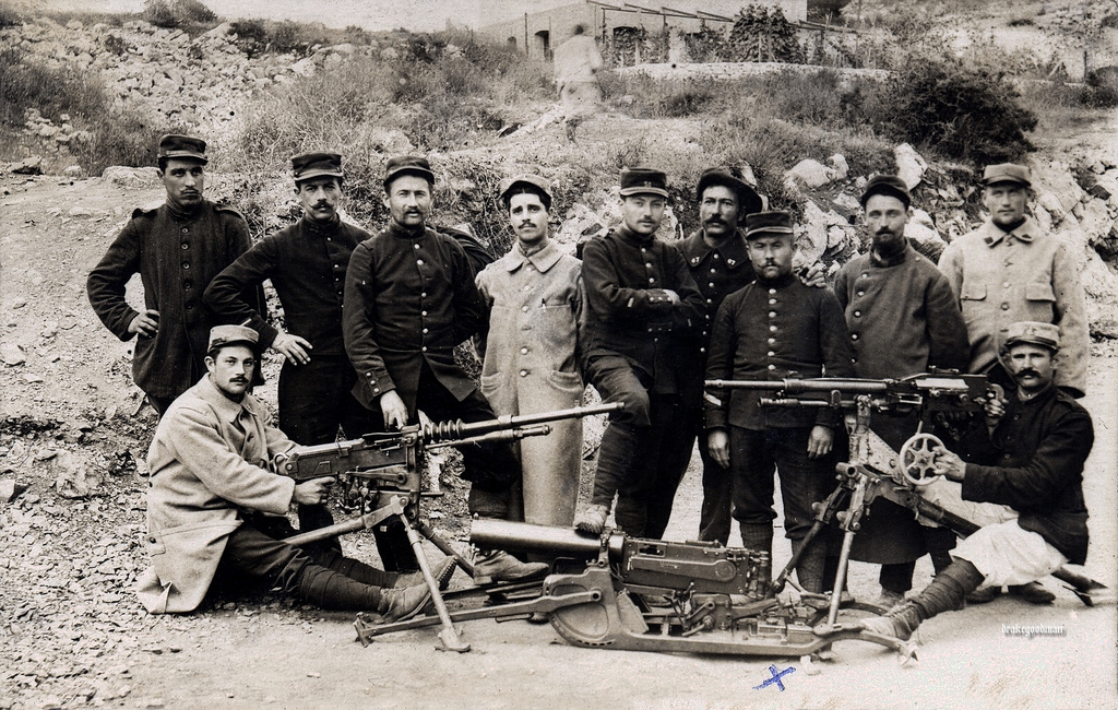 French troops with machine guns, circa 1915