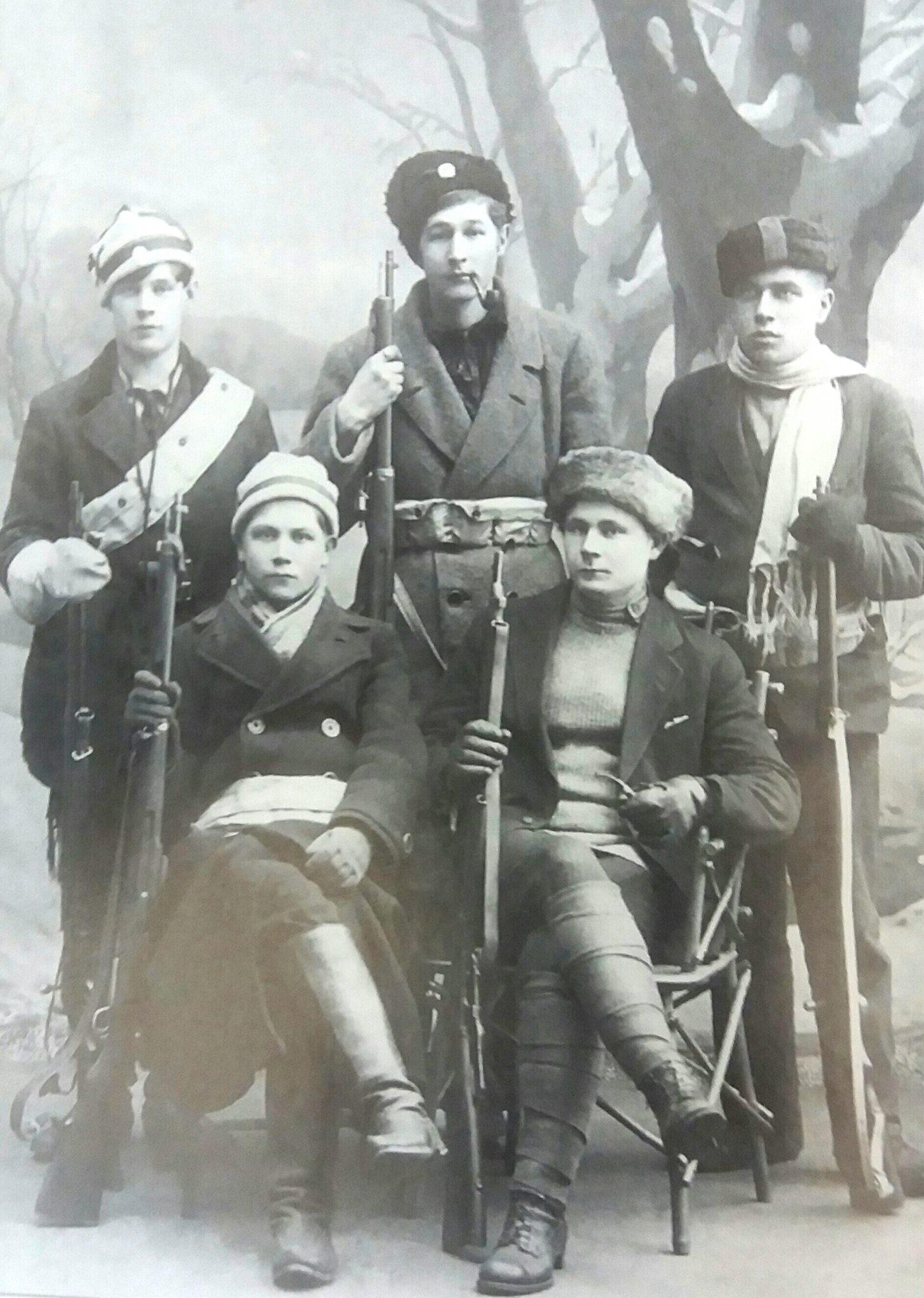 Finnish red guard militia members posing for the camera some time during the civil war.