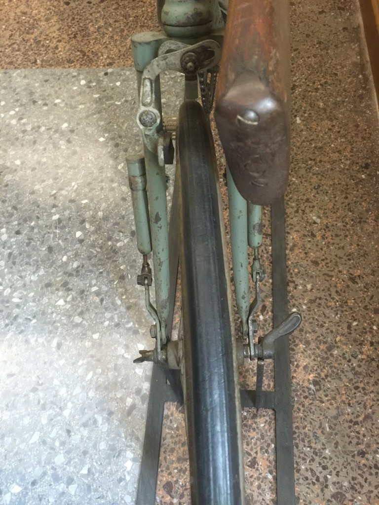 Front suspension on the Italian military bicycle