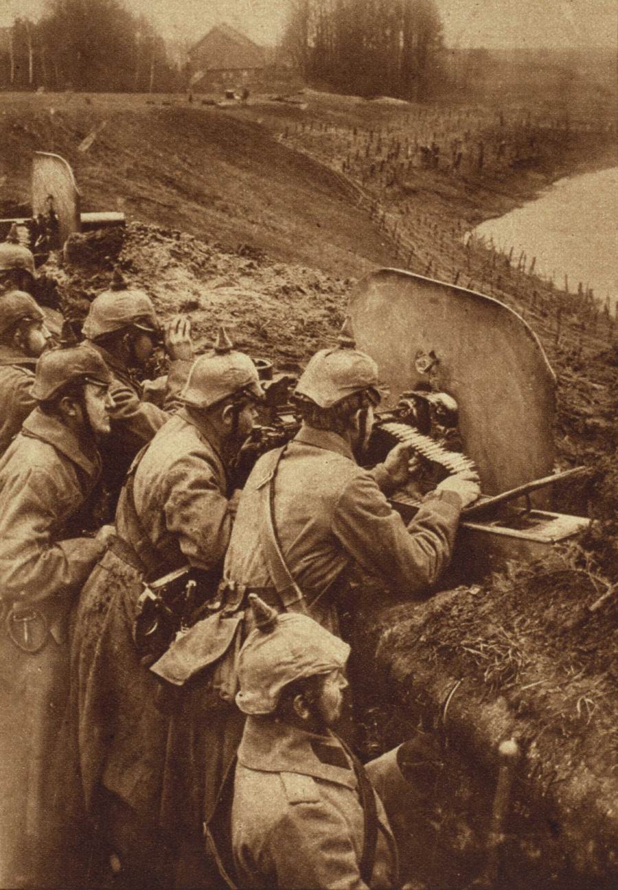 German MG08 machine guns on the line early in WWI